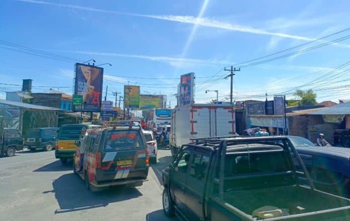 pengendara_tak_peduli_traffic_light_simpang_dua_siantar_amburadul