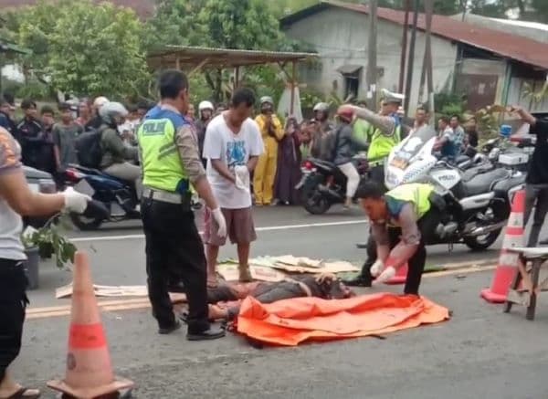 pengendara_vario_tewas_dilindas_kontainer_di_tanjung_morawa_kepalanya_remuk