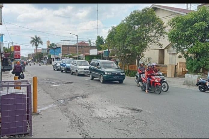 pengerjaan_molor_jalan_rusak_di_rakutta_sembiring_timbulkan_korban_jiwa