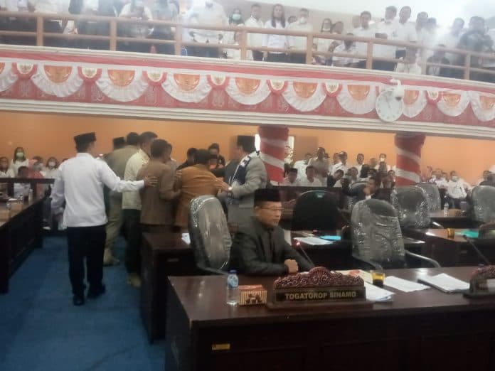 pengesahan_ranperda_apbd_pakpak_bharat_2021_diwarnai_aksi_walk_out_anggota_dprd