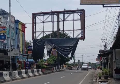 pengguna_jalan_resah_spanduk_billboard_berseliweran_menjulur_ke_badan_jalan_di_tebing_tinggi