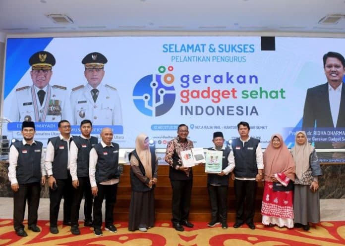 penggunaan_gadget_berlebihan_bisa_akibatkan_kelainan_tulang_leher_pada_anak