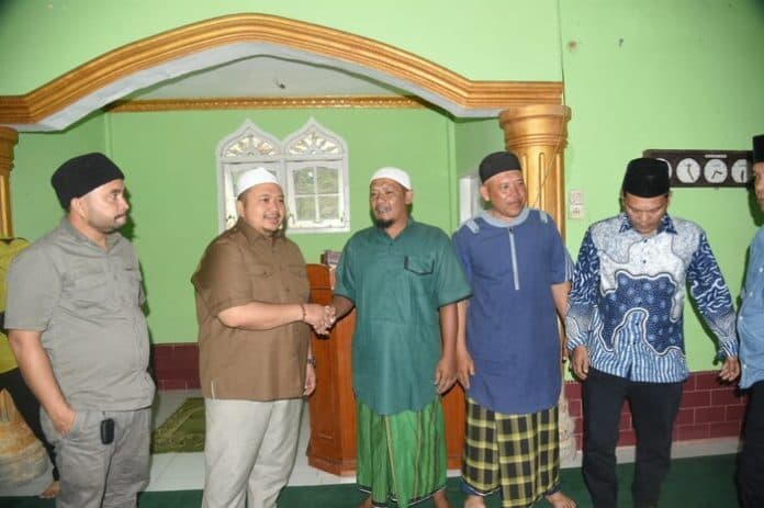 penghujung_ramadhan_bupati_tapsel_salurkan_zakat_mal_ke_masjid