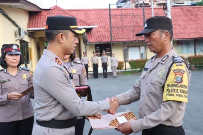 penghujung_tahun_37_personil_polres_tebing_tinggi_diganjar_kenaikan_pangkat