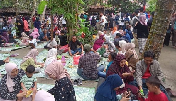 penghujung_tahun_wisata_kuliner_pasar_kamu_di_pantai_labu_dipadati_pengunjung