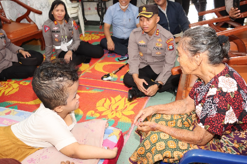 pengidap_hidrosefalus_dan_korban_tanah_longsor_di_siantar_terima_bansos
