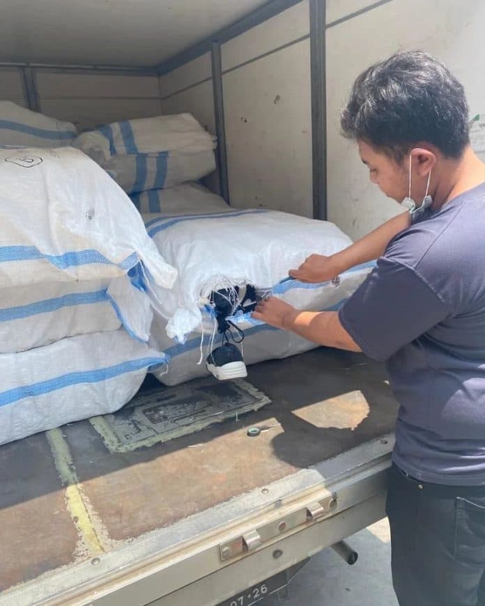 pengiriman_belasan_bal_sepatu_bekas_lewat_cargo_jnt_digagalkan_polda_sumut