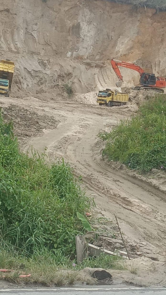 pengorekan_pasir_gunung_di_sipoholon_diduga_tidak_memiliki_izin_galian_c