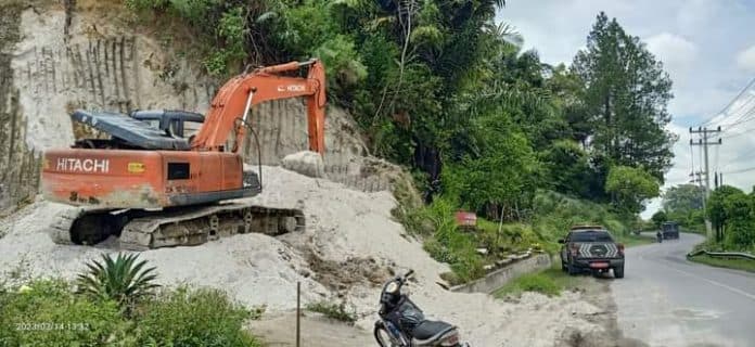 pengorekan_tanah_timbun_di_taput_terus_berlanjut_diduga_dibekingi_oknum_aparat