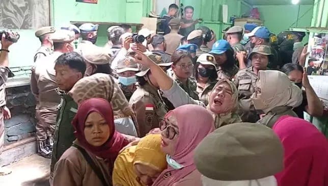 pengosongan_rumah_mantan_karyawan_bioskop_ria_berlangsung_ricuh