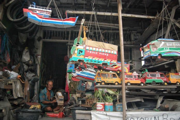 pengrajin_mainan_kayu_di_medan_keluhkan_penjualan_menurun