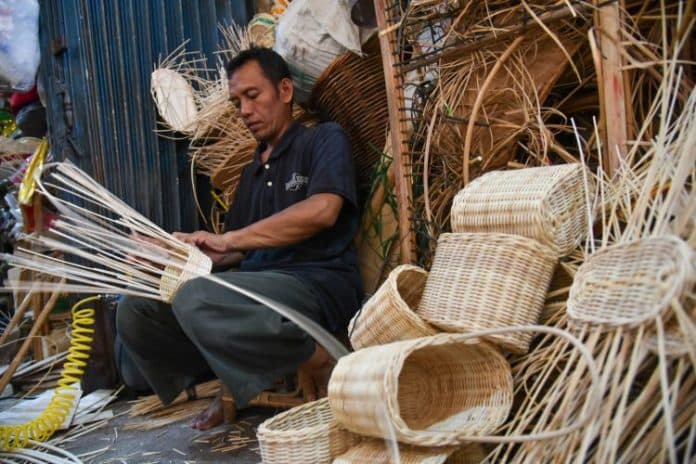 pengrajin_rotan_alami_di_medan_merangkai_aneka_barang