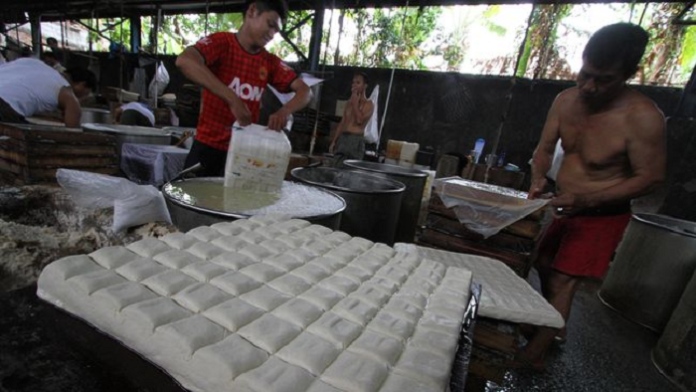 pengrajin_tahu_tempe_ancam_mogok_akibat_kenaikan_harga_kedelai