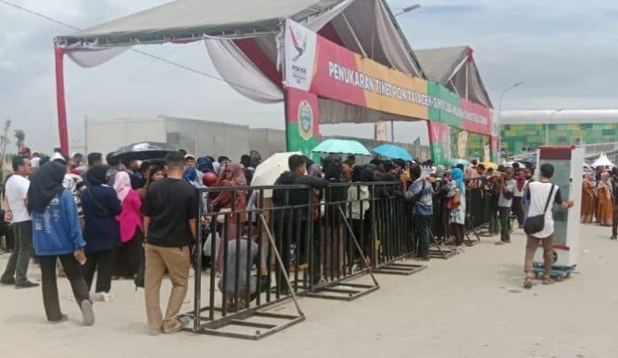 pengunjung_dan_penjaga_tiket_terlibat_adu_mulut_di_depan_loket_sport_center