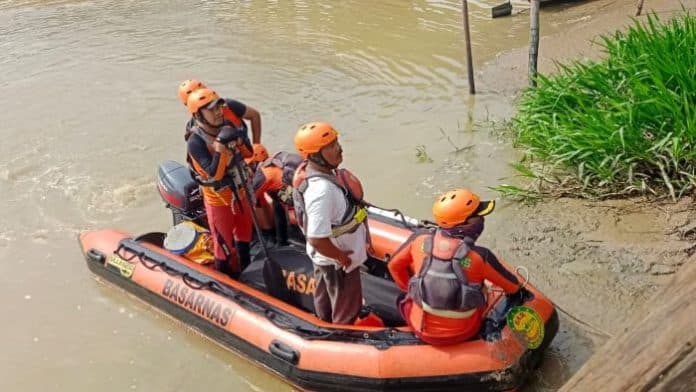 pengunjung_kafe_lompat_ke_sungai_ditemukan_tewas_terapung_di_pantai_labu