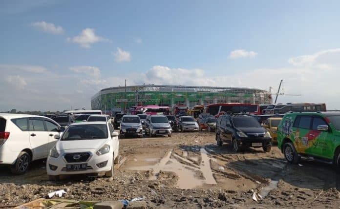 pengunjung_keluhkan_lokasi_parkir_mobil_di_sport_center_becek_dan_berlumpur