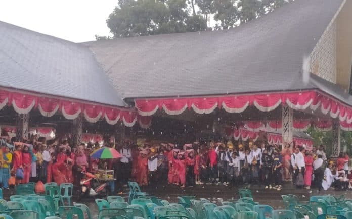 pengunjung_keluhkan_penyelenggara_gebyar_umkm_2022_kurang_persiapan_hadapi_cuaca_ekstrem