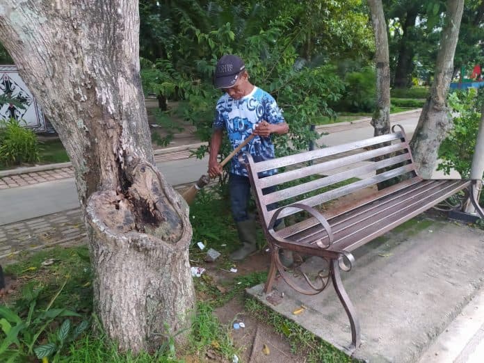 pengunjung_lapangan_merdeka_siantar_masih_buang_sampah_sembarangan