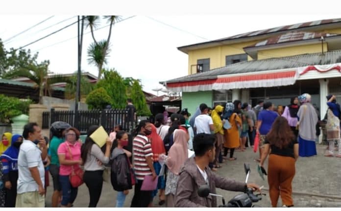 pengunjung_membludak_petugas_dinas_koperasi_siantar_kelabakan