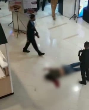 pengunjung_yang_bunuh_diri_di_mall_centre_point_medan_warga_jalan_ade_irma_siantar