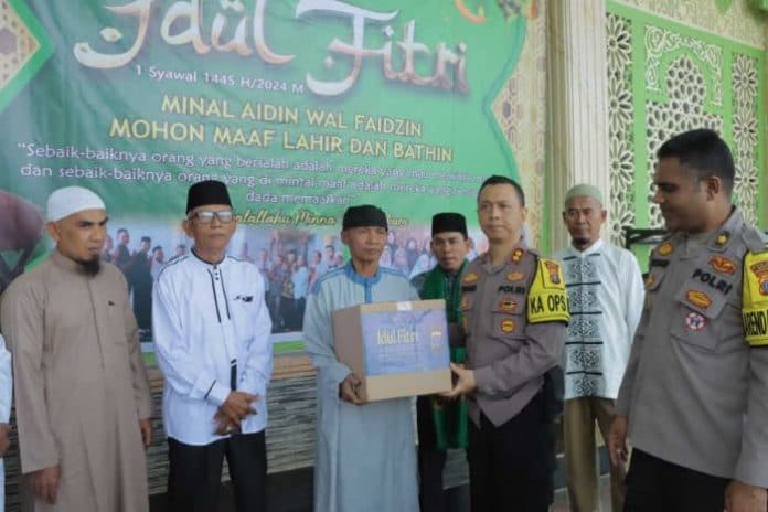 pengurus_masjid_di_samosir_terima_bingkisan_lebaran_dari_kapolda_sumut