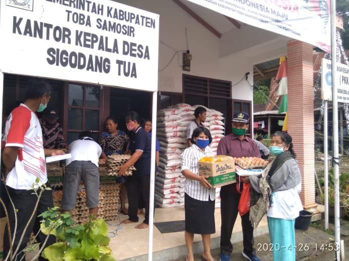 pengusaha_papua_asal_silaen_berikan_bantuan_paket_sembako_kepada_warga_toba