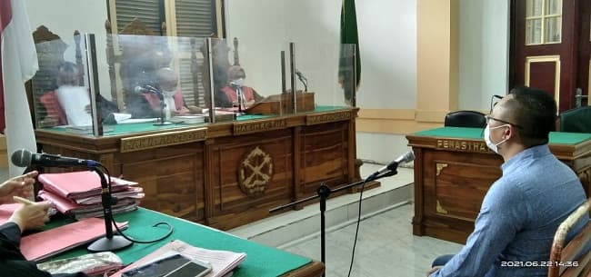 pengusaha_terjerat_oli_palsu_di_medan_dihukum_denda_rp25_juta