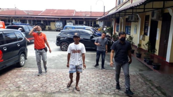 pengutip_baut_dari_bangunan_stadion_sangnawaluh_siantar_diamankan