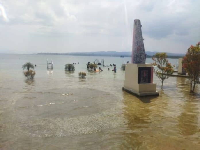 pengutipan_tiket_masuk_di_obyek_wisata_toba_berdampak_kepada_pelaku_umkm