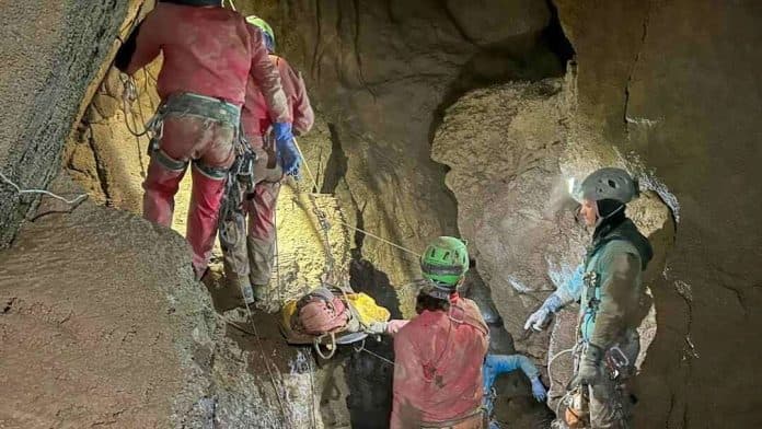 penjelajah_gua_asal_as_terjebak_selama_9_hari_berhasil_diselamatkan