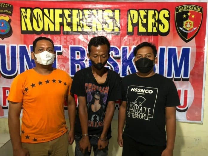 penjual_air_mineral_yang_paksa_pengendara_beli_diamankan_polisi