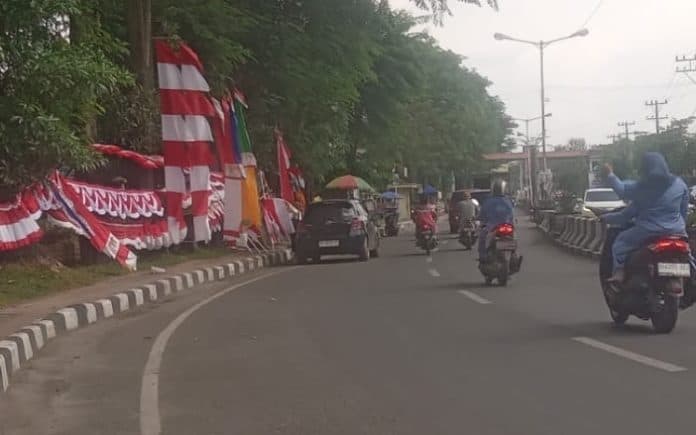 penjual_bendera_di_tebing_tinggi_mengeluh_tumpur_bukan_malah_dapat_untung