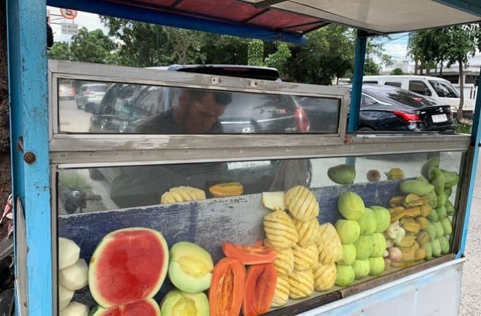 penjual_rujak_di_kota_medan_bercita_cita_sekolahkan_anak_hingga_sarjana