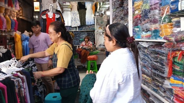 penjualan_pakaian_di_pasar_horas_meningkat_jelang_nataru