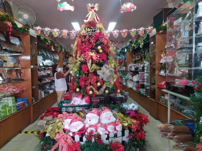 penjualan_pernak_pernik_dan_pohon_natal_mulai_ramai_diburu_masyarakat_siantar