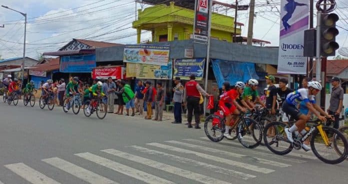 penonton_bersorak_gembira_saat_nonton_balap_sepeda_pon_xxi_di_tebing_tinggi