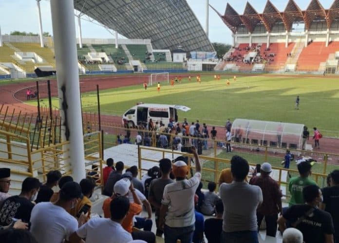 penonton_terobos_masuk_stadion_laga_persiraja_banda_aceh_vs_psms_medan_dihentikan