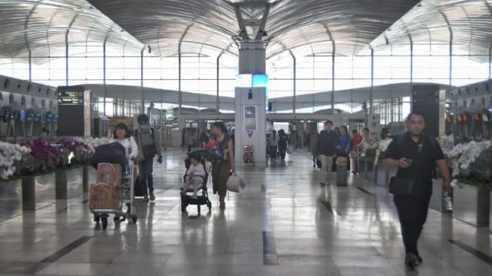 penumpang_domestik_melalui_bandara_internasional_kualanamu_menurun