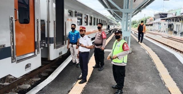 penumpang_ka_tebing_tinggi_masih_banyak_belum_punya_aplikasi_pedulilindungi