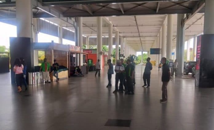 penumpang_pesawat_di_bandara_kualanamu_mulai_ramai