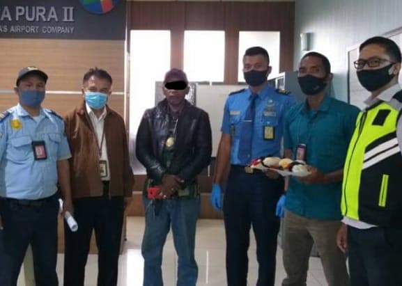 penumpang_pesawat_lion_air_kepergok_curi_pelampung