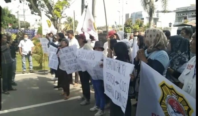 penyaluran_bansos_bermasalah_warga_demo_desak_kades_penggalangan_mundur