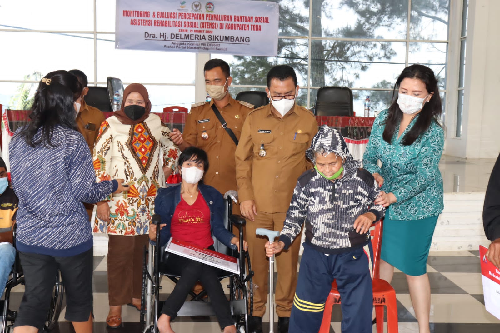 penyandang_disabilitas_di_toba_diberi_bantuan_kursi_roda_dan_tongkat