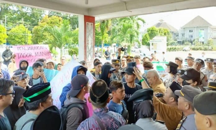 penyebab_kecelakaan_warga_simarimbun_desak_bangunan_tembok_di_das_dibongkar