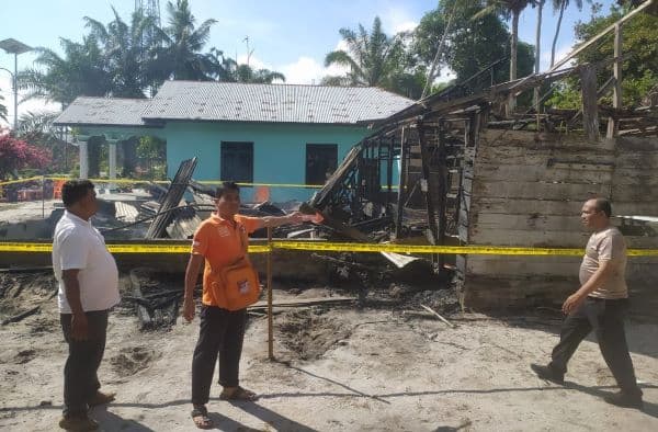 penyebab_terbakarnya_rumah_semi_permanen_di_teluk_mengkudu_masih_diselidiki