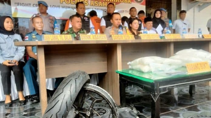 penyelundupan_8_kilogram_sabu_di_ban_sepeda_motor_dari_malaysia_digagalkan_polres_asahan