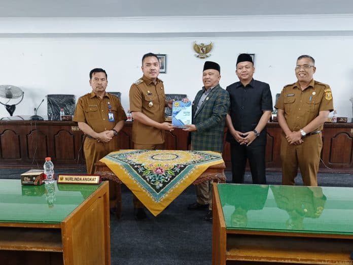 penyerahan_berita_acara_penyerahan_dokumen_lkpj_bupati_dairi_ta_2022_diprotes_ketua_dprd_wabup_dengan_sekda_ibarat_kurir