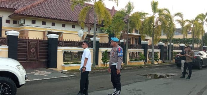 penyidik_polda_sumut_datangi_rumah_mewah_akbp_achiruddin_hasibuan