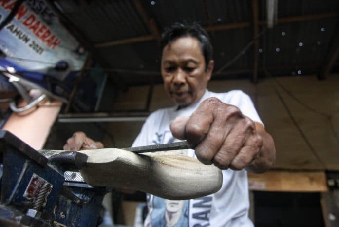 perajin_kayu_cetakan_sepatu_tembus_pasar_malaysia
