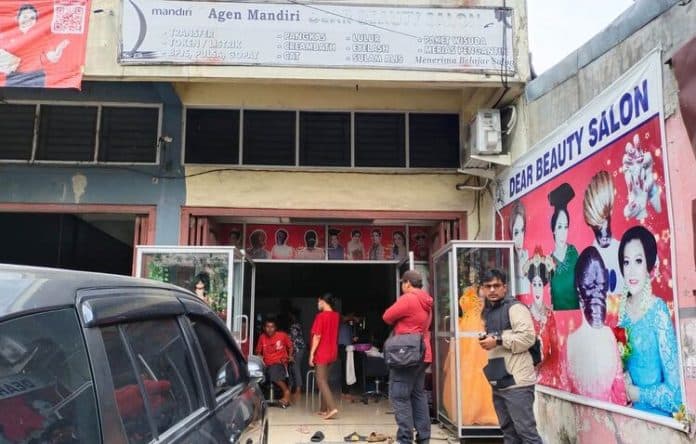 perampok_bersenpi_satroni_salon_di_medan_selayang_sepeda_motor_dan_hp_digasak